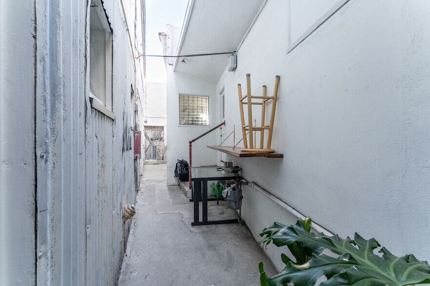 More Photos Of 13831 Ventura Blvd, Sherman Oaks Storefront For Sale