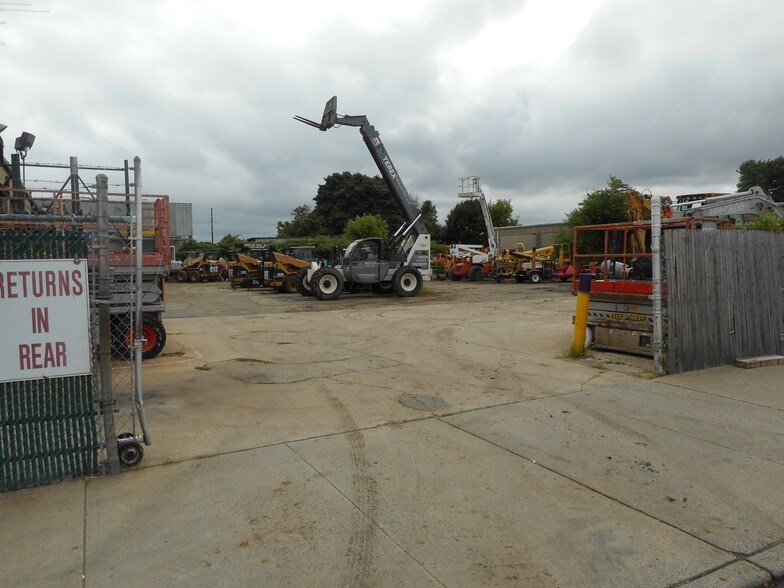 More Photos Of 10 Nassau Terminal Rd, New Hyde Park Warehouse For Sale