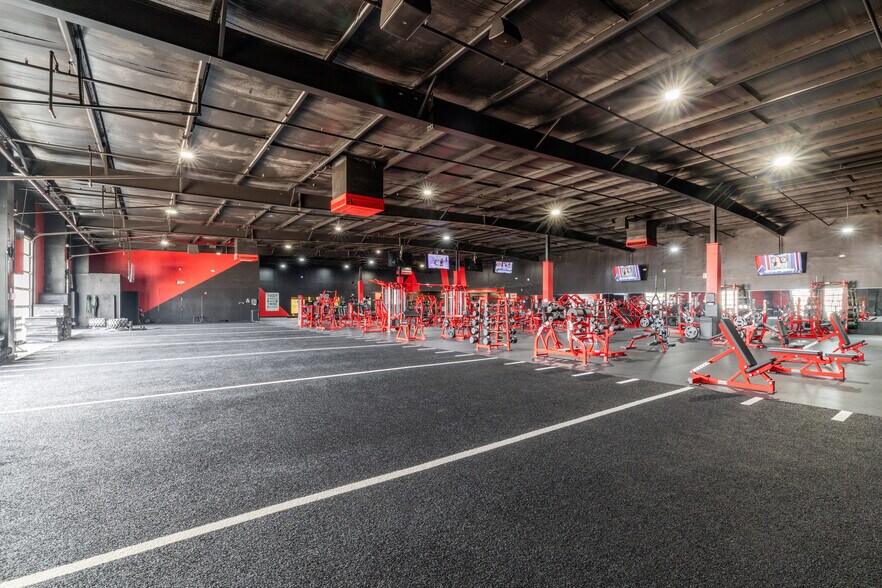 More Photos Of 3333 W Hefner Rd, Oklahoma City Sports And Entertainment For Lease