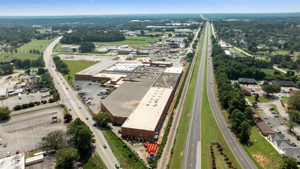 More Photos Of 300 S Main St, Mauldin Warehouse For Sale