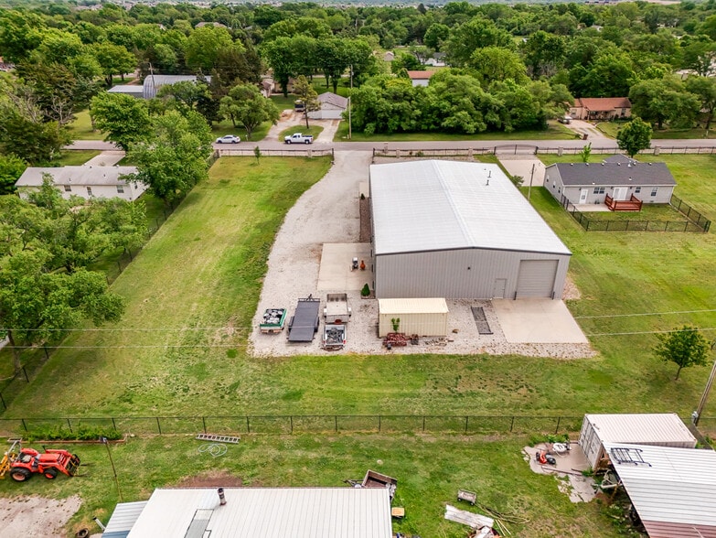 More Photos Of 2325 S Crest St, Wichita Warehouse For Sale