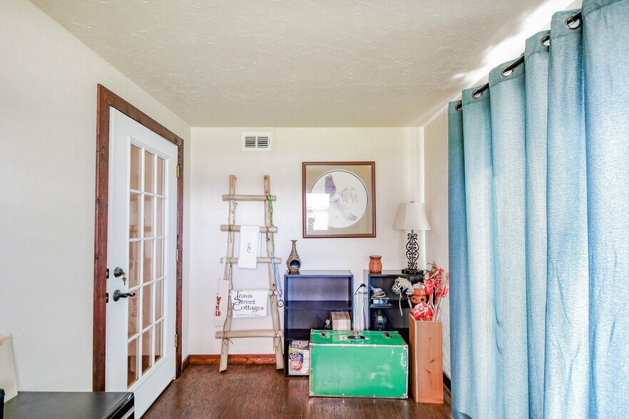 More Photos Of 512 N Travis St, Granbury Hospitality For Sale