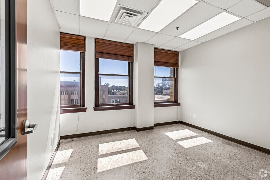 More Photos Of 351 W Jefferson Blvd, Dallas Office For Lease