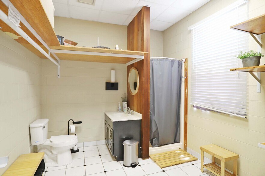 More Photos Of 1184 Poor Farm Rd, Murray Flex For Sale