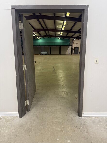 More Photos Of 1020 S Quaker Ave, Tulsa Warehouse For Lease