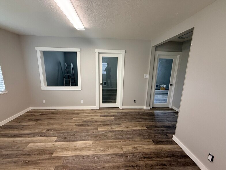 More Photos Of 490 N Pine St, Canby Service For Lease