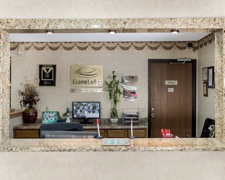 More Photos Of 900 N 43rd St, Grand Forks Hotel For Sale