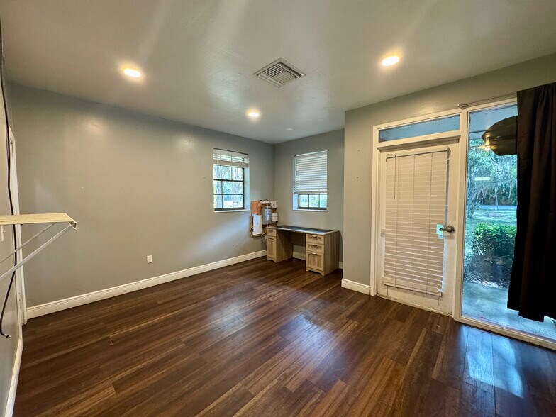 More Photos Of 704 NE 1st St, Micanopy Flex For Lease