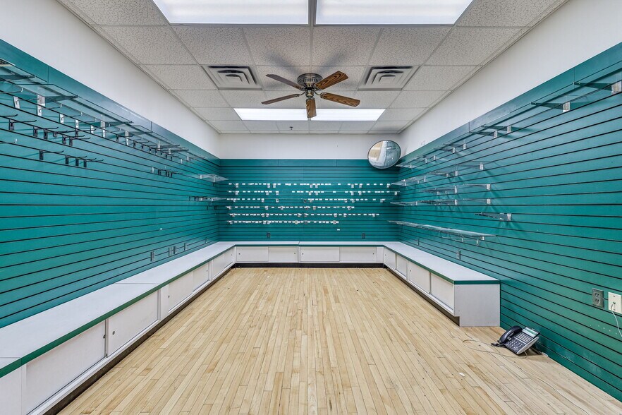 More Photos Of 29 S Chadbourne St, San Angelo Drugstore For Sale