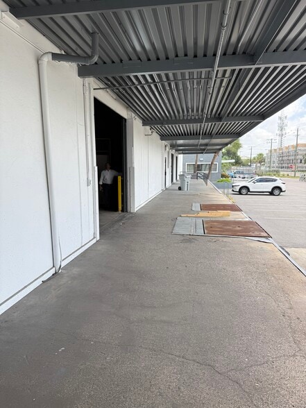 More Photos Of 5201 S West Shore Blvd, Tampa Warehouse For Lease