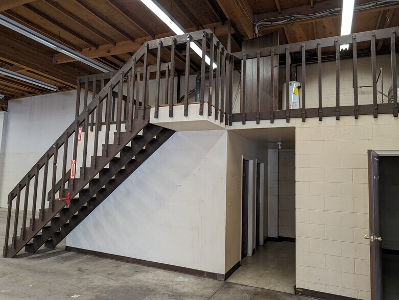 More Photos Of 1350 E Thompson Blvd, Ventura General Retail For Lease