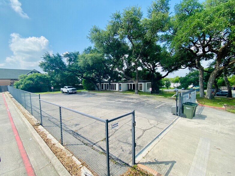 More Photos Of 1176 Business 35, New Braunfels Office For Sale