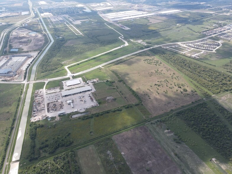 More Photos Of Kilgore Parkway, Baytown Distribution For Lease