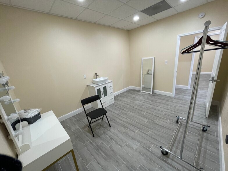 More Photos Of 14100 US Highway 19 N, Clearwater Storefront For Lease