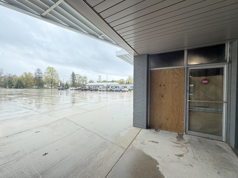 More Photos Of 1100 N Main St, Three Rivers Manufacturing For Lease
