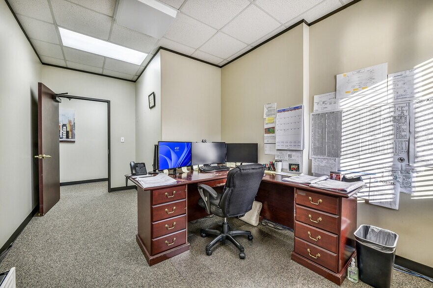 More Photos Of 2401 Parkwood Ave, Friendswood Office For Sale