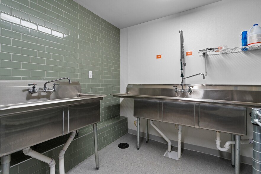 More Photos Of 915 S Clinton St, Stockbridge Restaurant For Sale