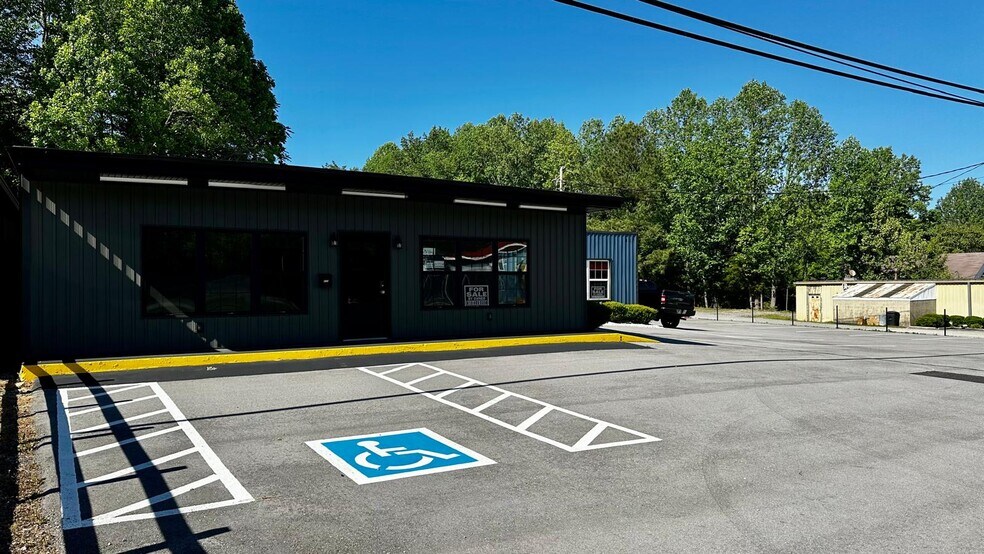 More Photos Of 430 E Broad St, Smithville Showroom For Sale