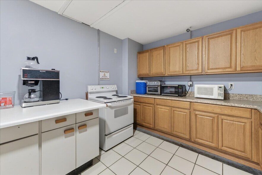 More Photos Of 100 Duggan Ave, Crestview Specialty For Sale