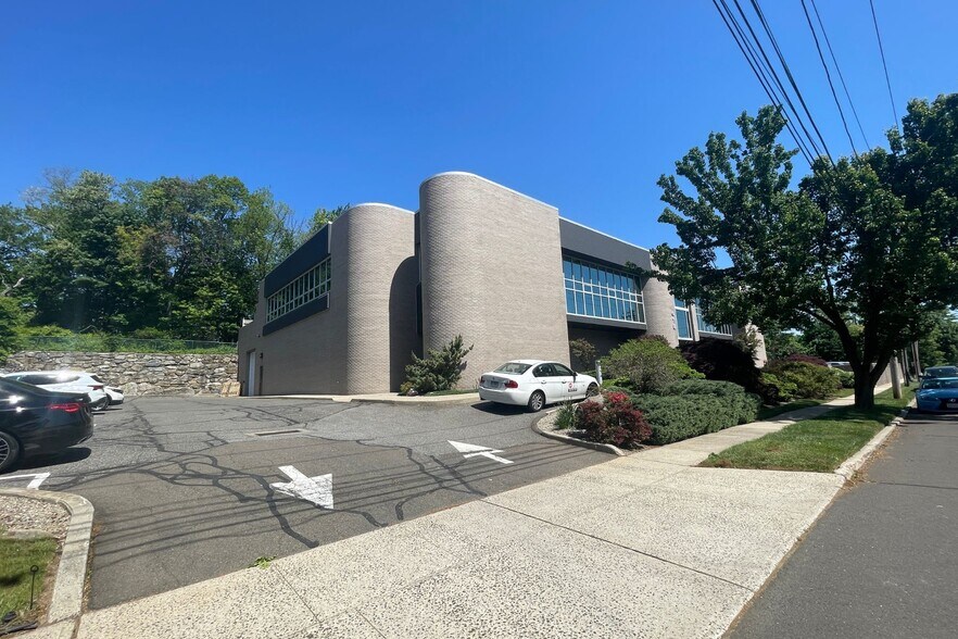 More Photos Of 418 Meadow St, Fairfield Light Distribution For Lease