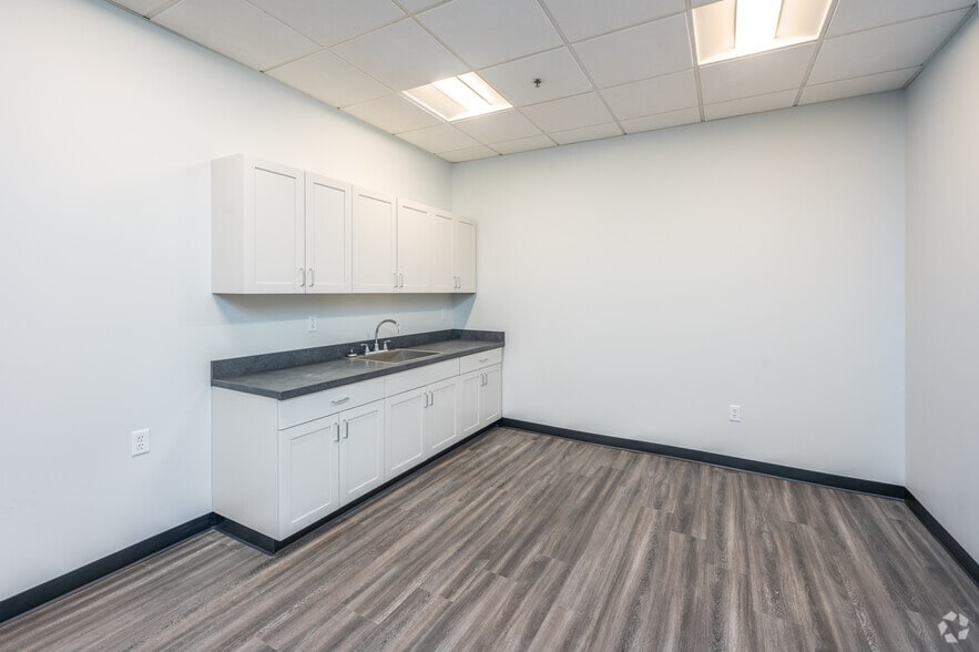 More Photos Of 60 Maple St, Mansfield Distribution For Lease