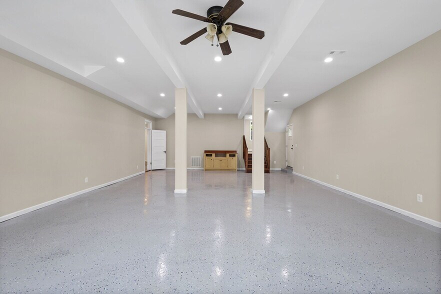 More Photos Of 8519 Chestnut Ave, Bowie Storefront For Sale