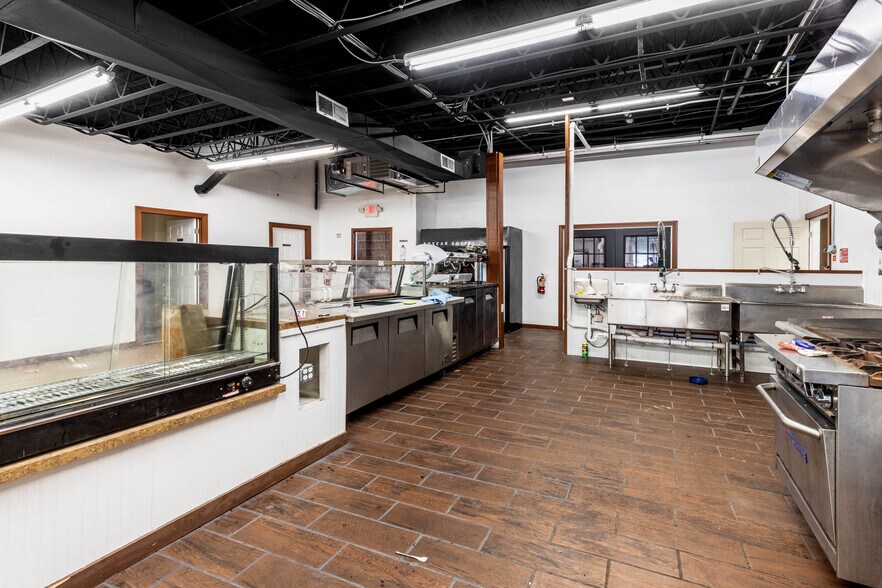 More Photos Of 2425 Hyde Park Blvd, Niagara Falls Freestanding For Sale