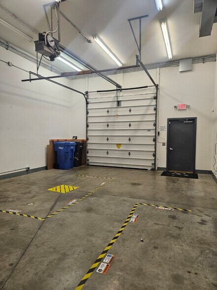 More Photos Of 3207 Laura Ln, Middleton Flex For Lease