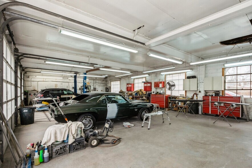 More Photos Of 2217 Farragut ave, Bristol Service For Sale