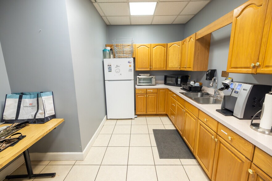 More Photos Of 1621 Se Summit St, Lee's Summit Light Distribution For Sale