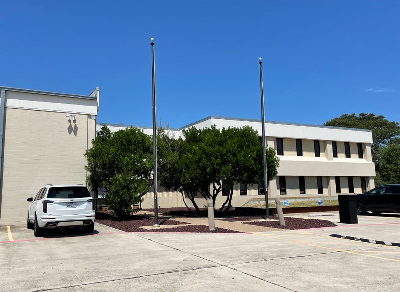 More Photos Of 1300 Blackjack St, Lockhart Distribution For Sale