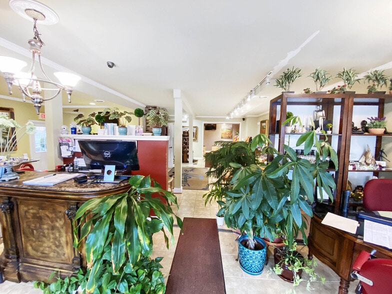 More Photos Of 108 Church St NE, Vienna Freestanding For Sale