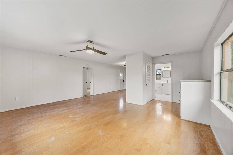 More Photos Of 274 W Kings Hwy, Center Hill Flex For Sale