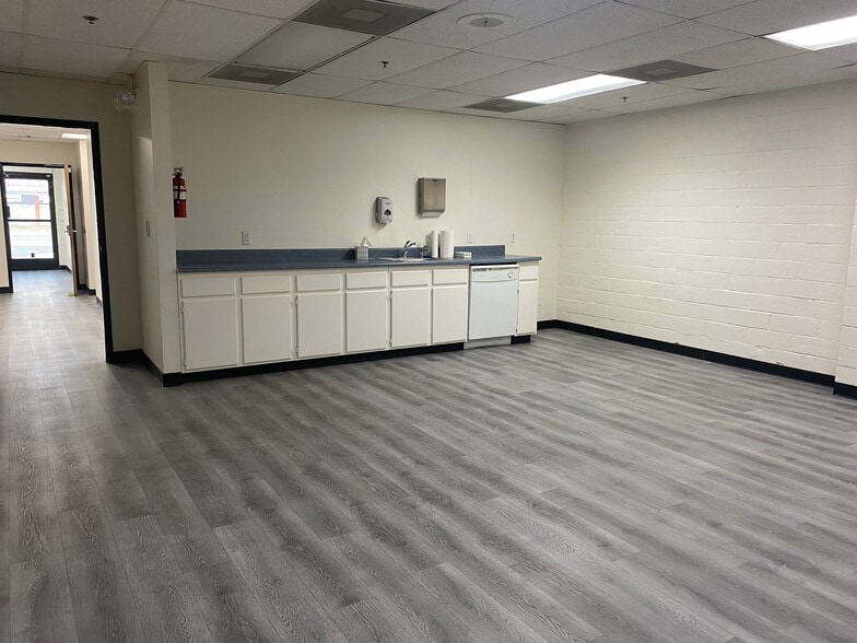 More Photos Of 4514-4518 Vanowen St, Burbank Manufacturing For Lease