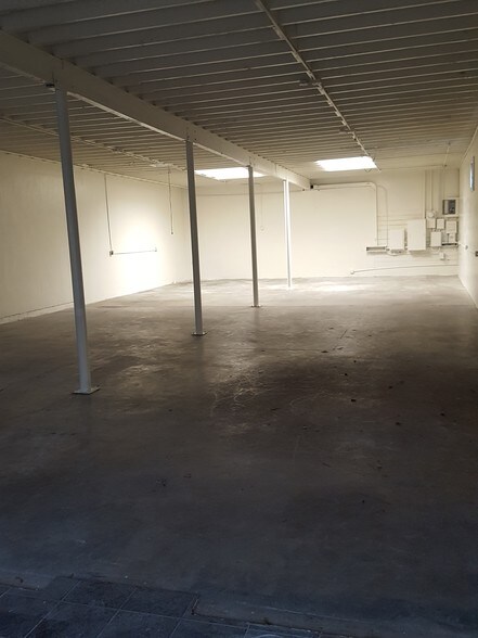 More Photos Of 4612 Manhattan Beach Blvd, Lawndale Warehouse For Lease