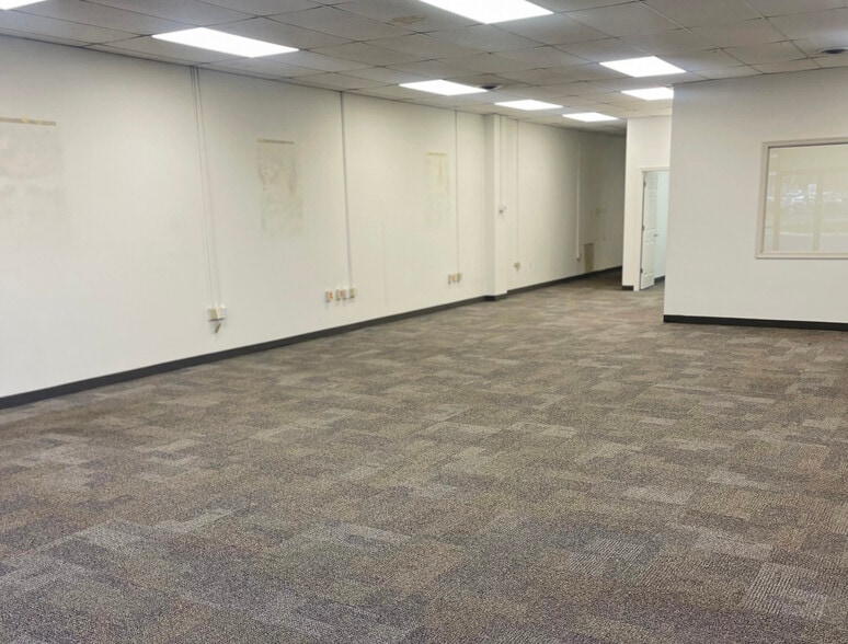 More Photos Of 102-122 Railway Ln, Hagerstown General Retail For Lease