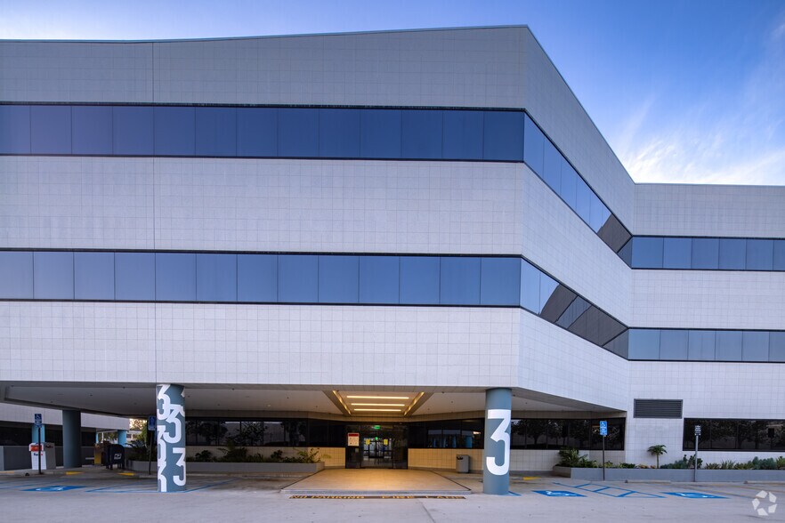 More Photos Of 6345 Balboa Blvd, Encino Unknown For Lease