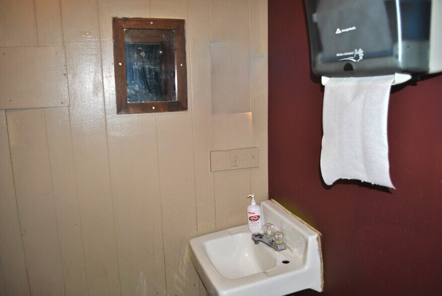 More Photos Of 209 W Main St, Circleville Storefront For Sale