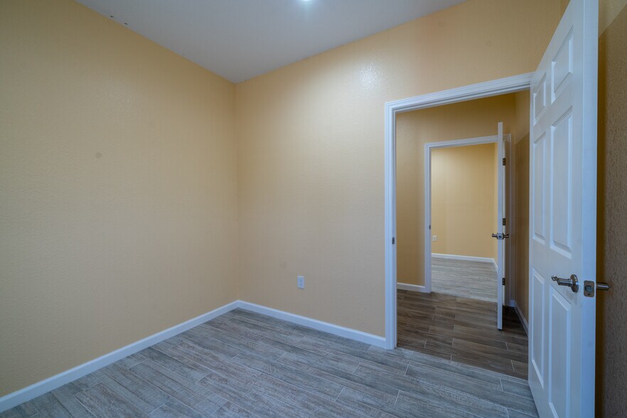 More Photos Of 6424 Queenston Blvd, Houston Light Distribution For Sale