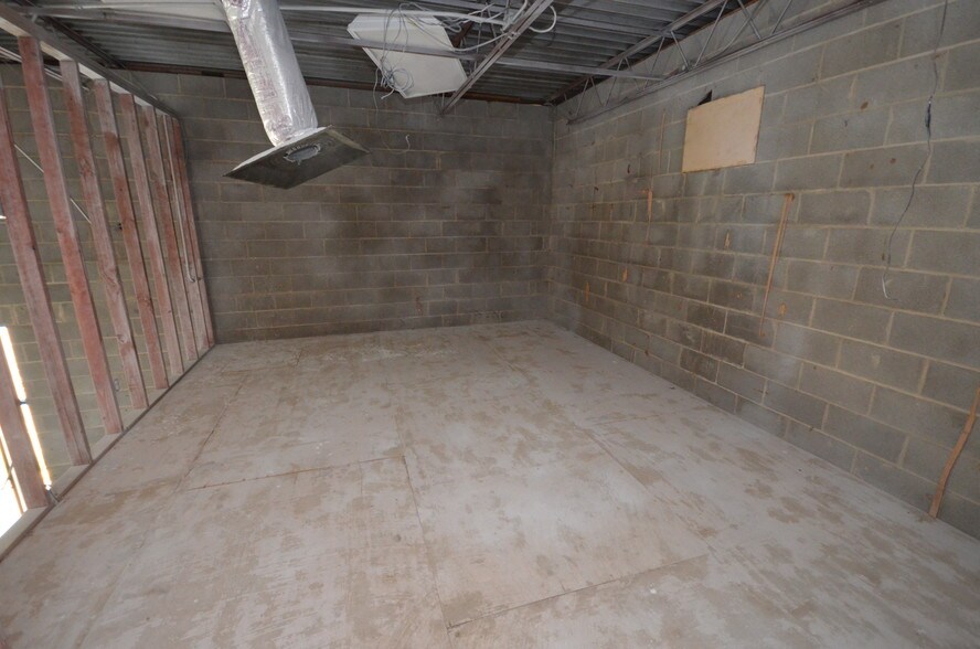 More Photos Of 1823 N Frontage Rd, Beeville Office For Sale