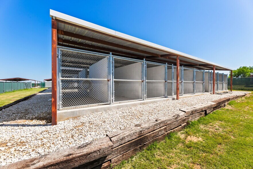 More Photos Of 5800 Curran Dr, Von Ormy Veterinarian Kennel For Sale