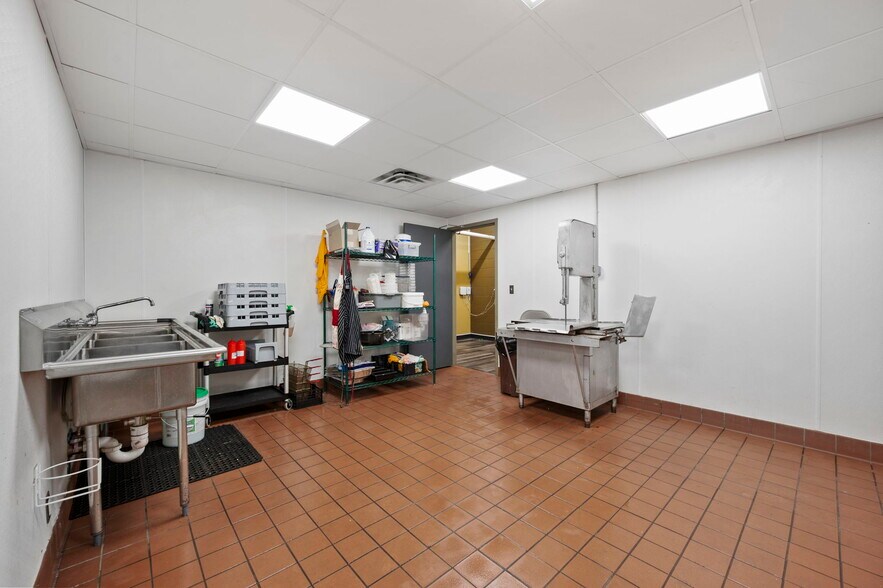 More Photos Of 755 N Snelling Ave N, Saint Paul Storefront For Lease
