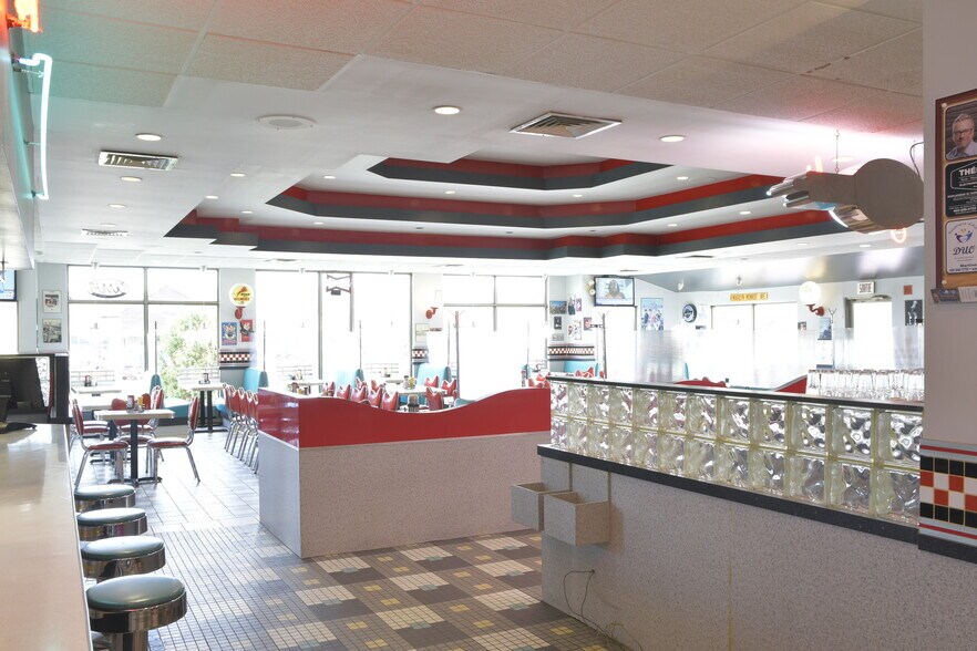 More Photos Of 480 Boul De Sainte-Adèle, Sainte-adele Restaurant For Sale