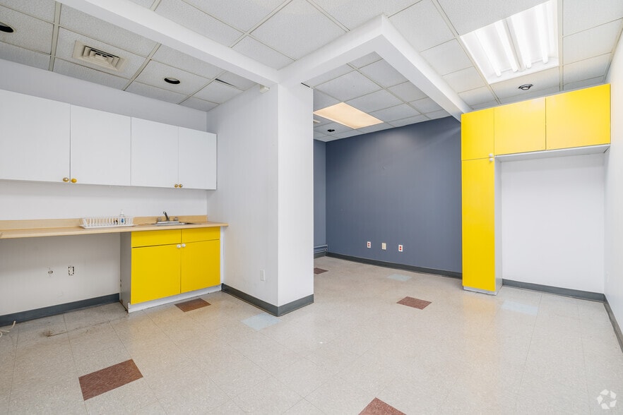 More Photos Of 425 Rue Guy, Montréal Light Distribution For Lease