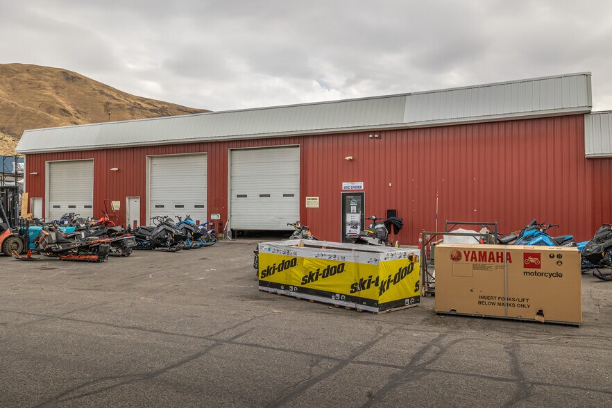 More Photos Of 4040 Glenbrook Dr, Hailey Showroom For Sale