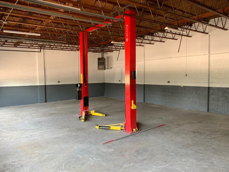 More Photos Of 2951-2955 S George Washington Blvd, Wichita Auto Repair For Sale