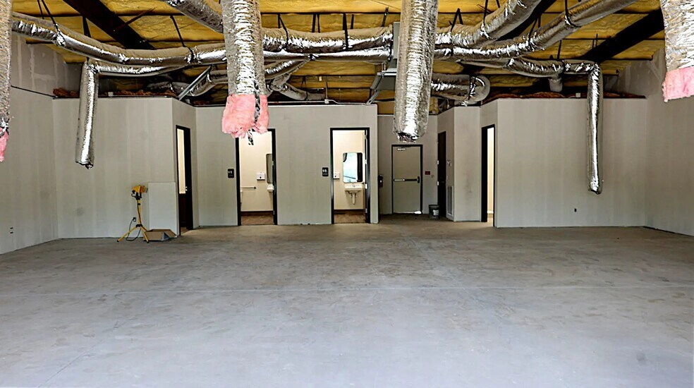 More Photos Of 1504 S Day St, Brenham Storefront Retail Office For Lease