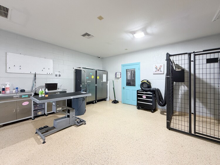 More Photos Of 45 E Airline Hwy, Kenner Veterinarian Kennel For Lease