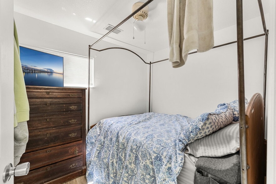 More Photos Of 1592 Jimmy Buffet Mem Hwy, Satellite Beach Office Residential For Sale