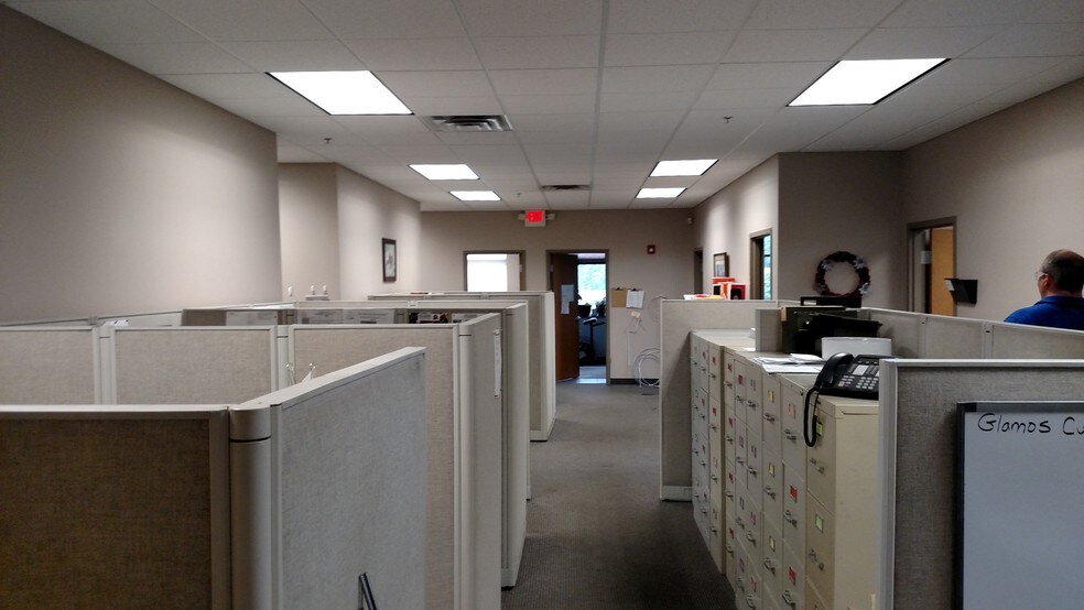 More Photos Of 5564 N 152nd St, Hugo Warehouse For Lease